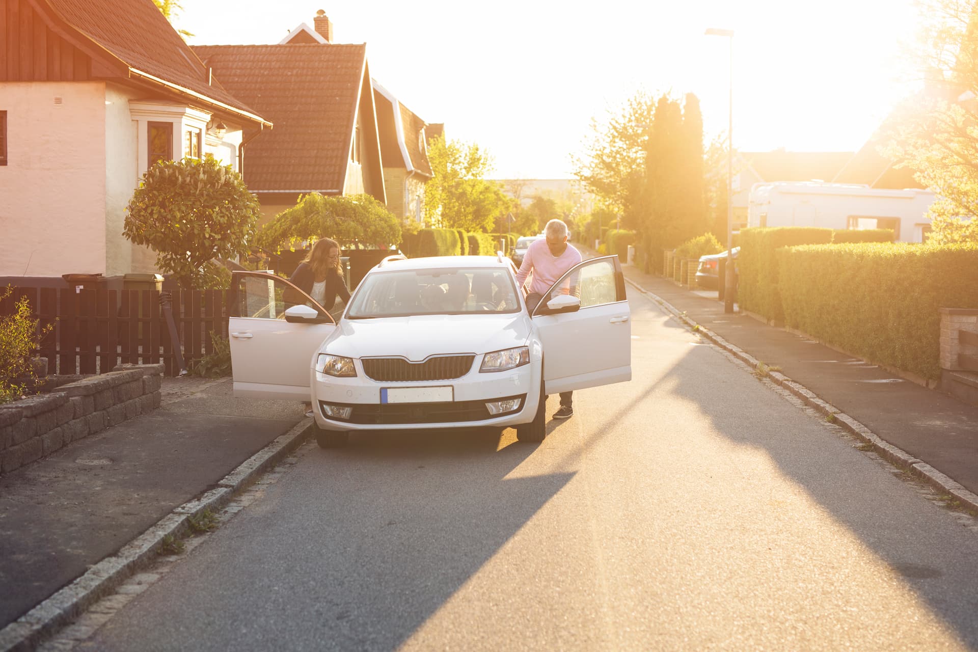 Personne qui sort de sa voiture